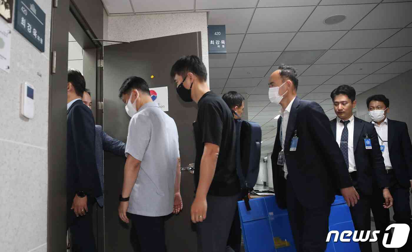 서울경찰청 반부패·공공범죄수사대가 5일 오전 서울 여의도 국회 의원회관에서 한동훈 법무부 장관 개인정보 유출' 의혹과 관련해 최강욱 더불어민주당 의원실을 압수수색에 나서고 있다. 2023.6.5/뉴스1 © News1 임세영 기자