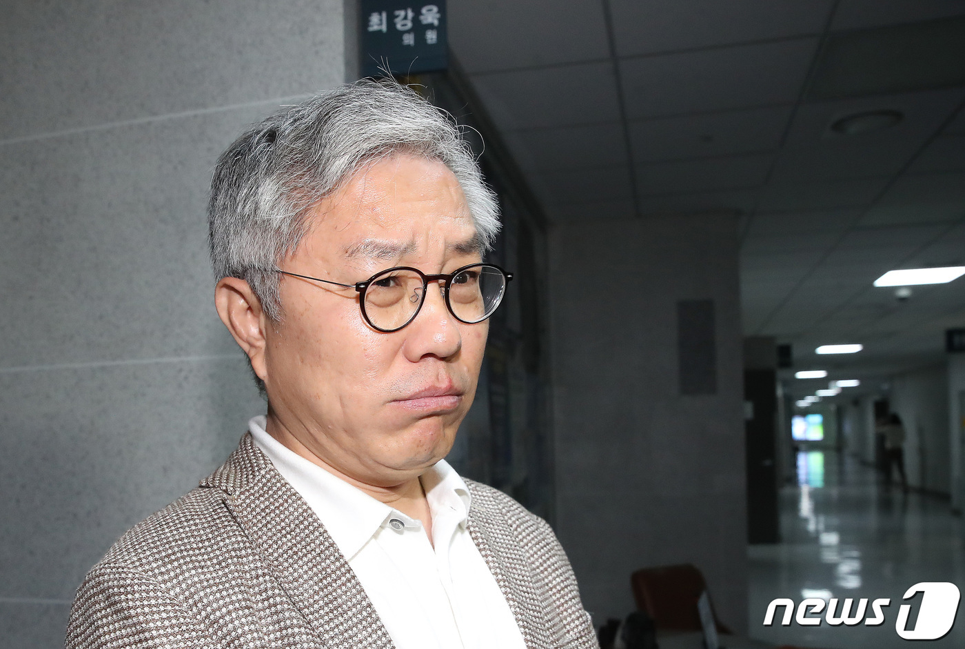 (서울=뉴스1) 임세영 기자 = 최강욱 더불어민주당 의원이 5일 서울 여의도 국회 의원회관 사무실로 들어가고 있다. 이날 서울경찰청 반부패·공공범죄수사대는 '한동훈 법무부 장관 개 …