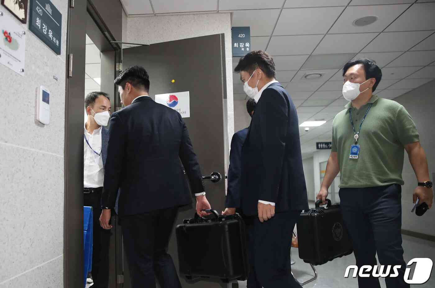 서울경찰청 반부패·공공범죄수사대가 5일 오전 서울 여의도 국회 의원회관에서 한동훈 법무부 장관 개인정보 유출' 의혹과 관련해 최강욱 더불어민주당 의원실을 압수수색에 나서고 있다. 2023.6.5/뉴스1 © News1 임세영 기자