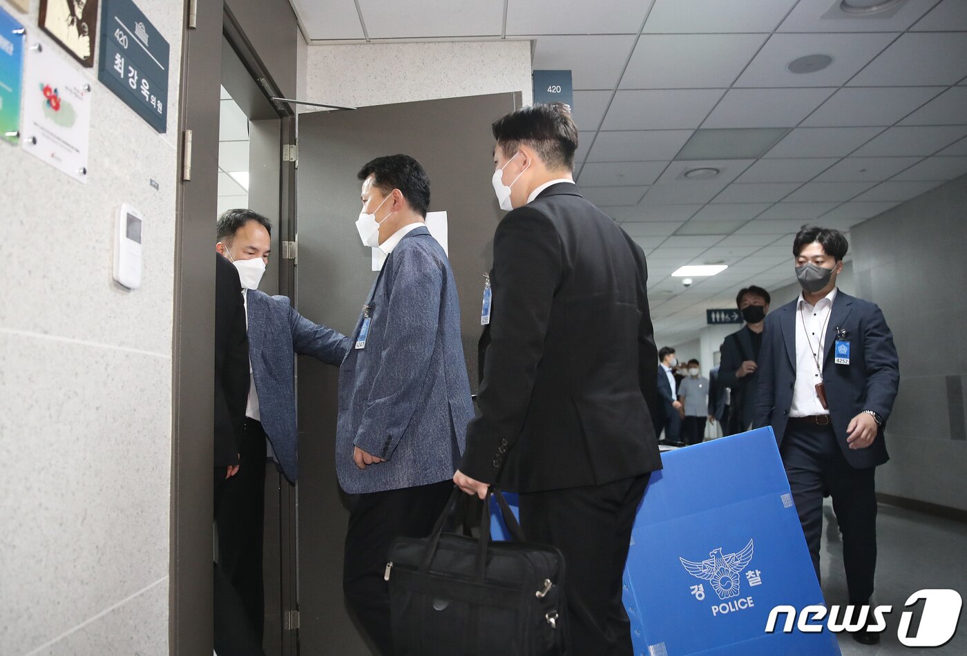 본문 이미지 - 서울경찰청 반부패·공공범죄수사대가 5일 오전 서울 여의도 국회 의원회관에서 한동훈 법무부 장관 개인정보 유출' 의혹과 관련해 최강욱 더불어민주당 의원실을 압수수색에 나서고 있다. 2023.6.5/뉴스1 ⓒ News1 임세영 기자