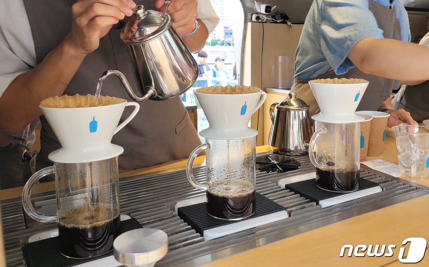 본문 이미지 - 블루보틀 커피 트럭에 설치된 브루잉 스테이션 모습.2023.6.5/뉴스1 ⓒ News1 조아서 기자 