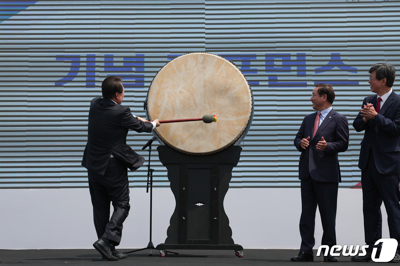 (서울=뉴스1) 오대일 기자 = 윤석열 대통령이 5일 인천 송도 센트럴파크 UN광장에서 열린 재외동포청 개청 축하행사에서 타북 퍼포먼스를 하고 있다. (대통령실 제공) 2023.6 …