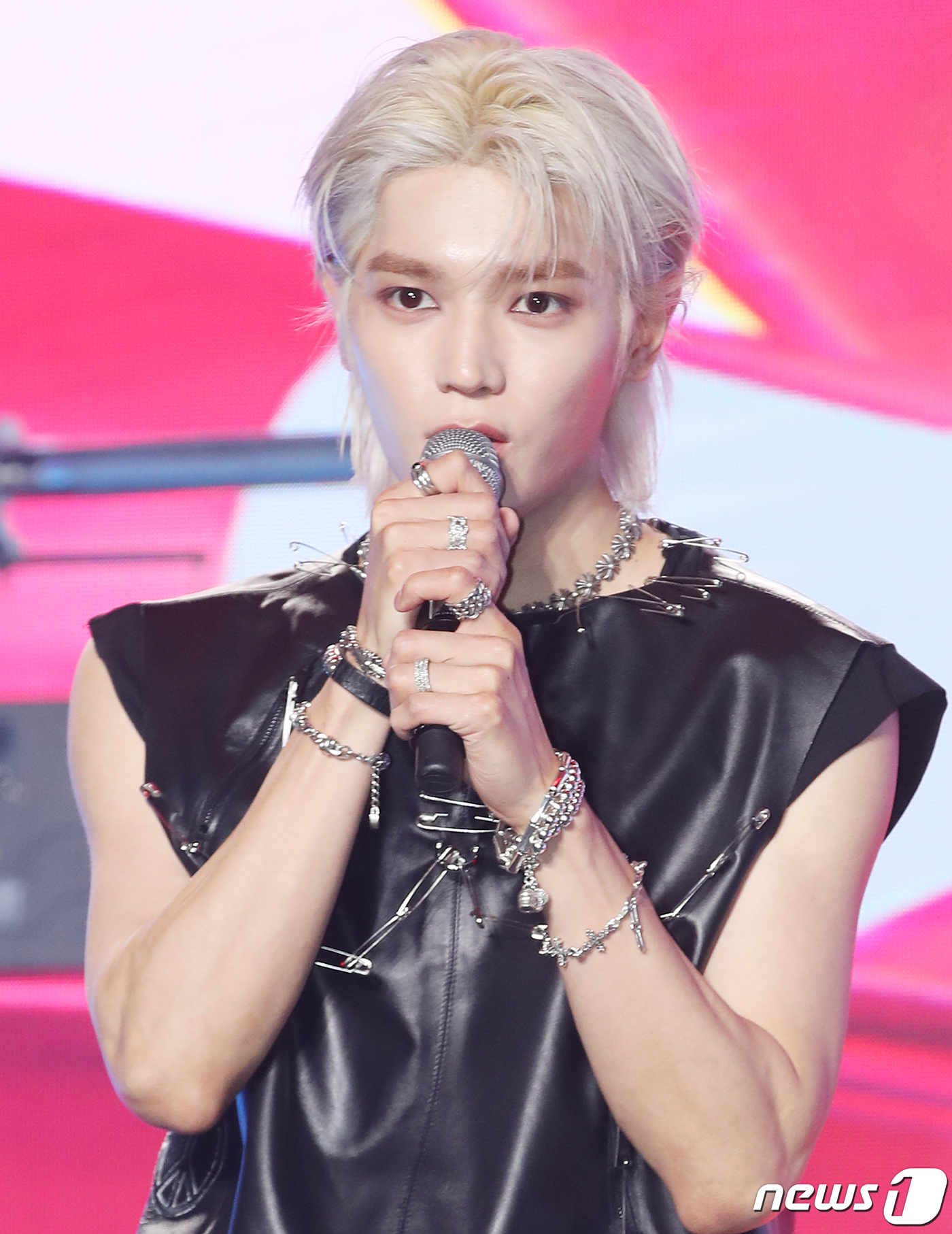 (서울=뉴스1) 권현진 기자 = NCT 태용이 5일 오후 서울 강남구 에스제이쿤스트할레에서 가진 미니 1집 ‘샤랄라(SHALALA)’ 쇼케이스에서 인사말을 하고 있다. 2023.6 …