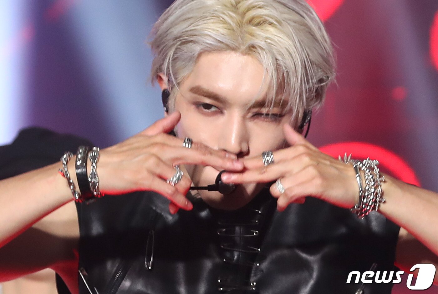 본문 이미지 - NCT 태용이 5일 오후 서울 강남구 에스제이쿤스트할레에서 가진 미니 1집 ‘샤랄라(SHALALA)’ 쇼케이스에서 타이틀 곡을 선보이고 있다. 2023.6.5/뉴스1 ⓒ News1 권현진 기자