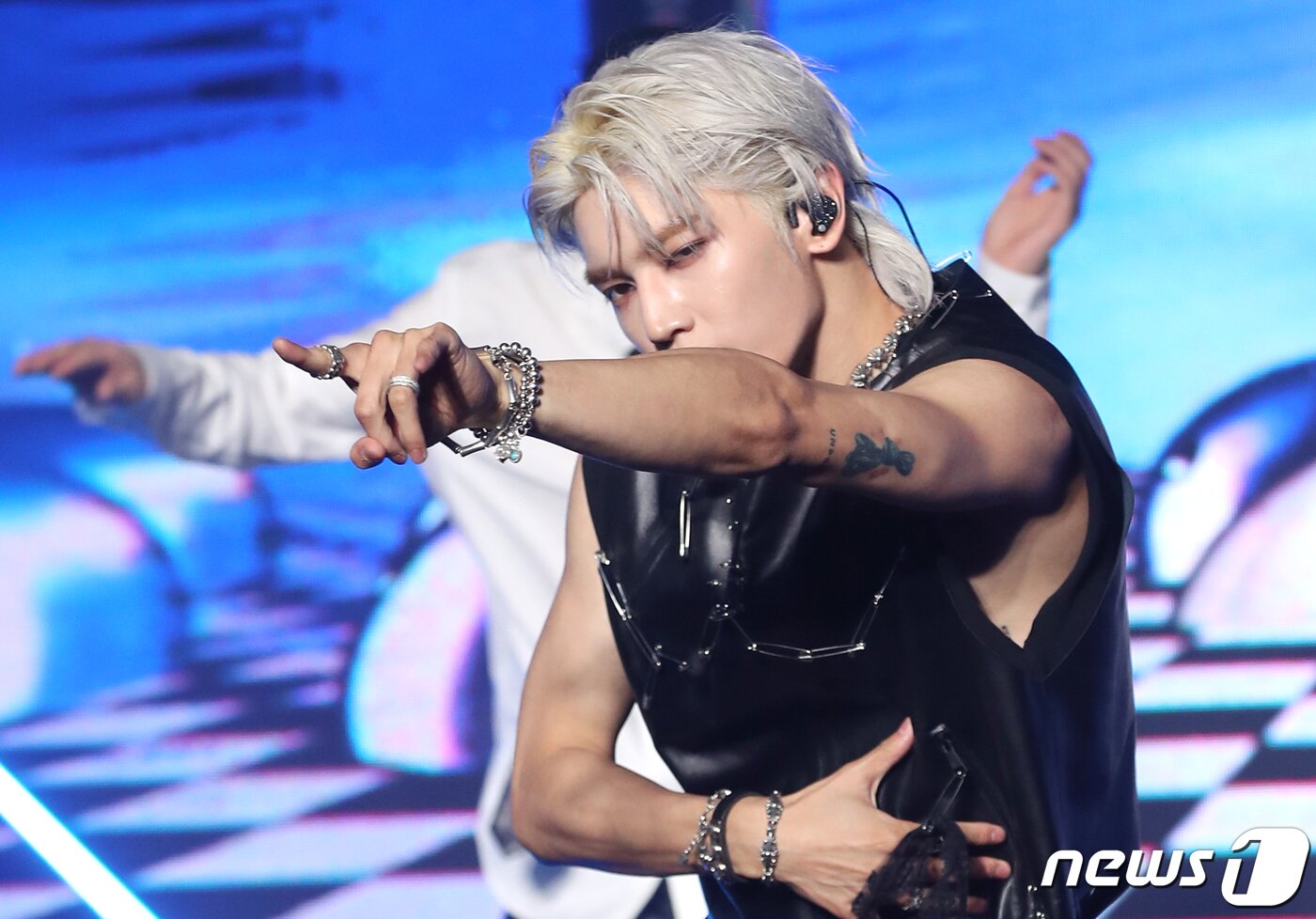 본문 이미지 - NCT 태용이 5일 오후 서울 강남구 에스제이쿤스트할레에서 가진 미니 1집 ‘샤랄라(SHALALA)’ 쇼케이스에서 타이틀 곡을 선보이고 있다. 2023.6.5/뉴스1 ⓒ News1 권현진 기자