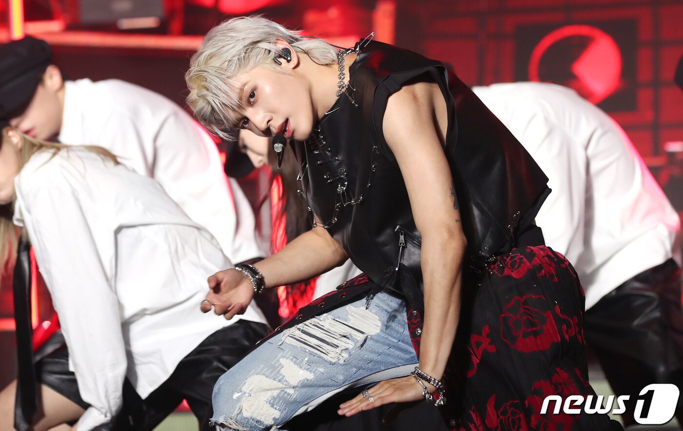 본문 이미지 - NCT 태용이 5일 오후 서울 강남구 에스제이쿤스트할레에서 가진 미니 1집 ‘샤랄라(SHALALA)’ 쇼케이스에서 타이틀 곡을 선보이고 있다. 2023.6.5/뉴스1 ⓒ News1 권현진 기자