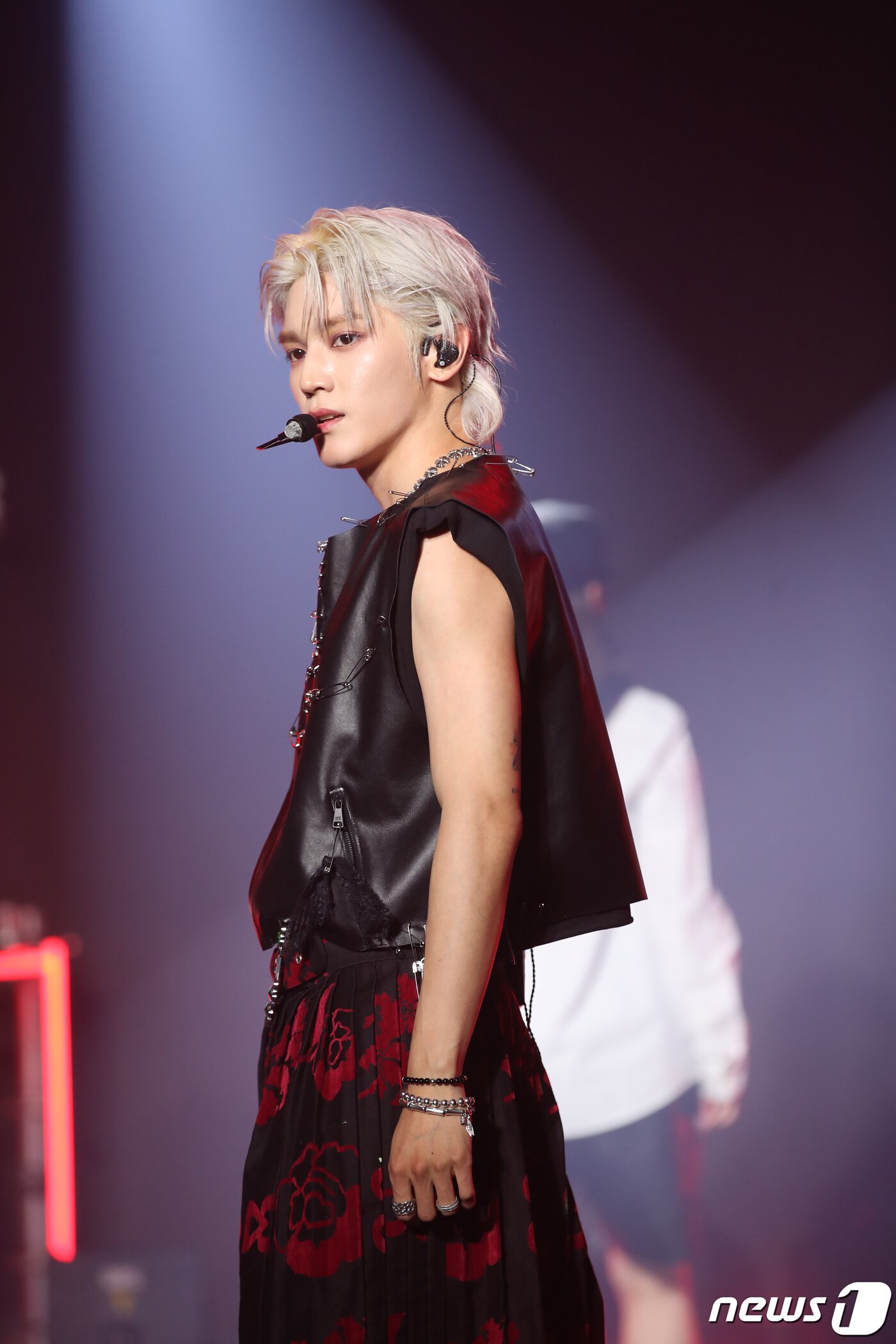 본문 이미지 - NCT 태용이 5일 오후 서울 강남구 에스제이쿤스트할레에서 가진 미니 1집 ‘샤랄라(SHALALA)’ 쇼케이스에서 타이틀 곡을 선보이고 있다. 2023.6.5/뉴스1 ⓒ News1 권현진 기자