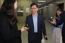 질문 받는 이양수 원내수석부대표