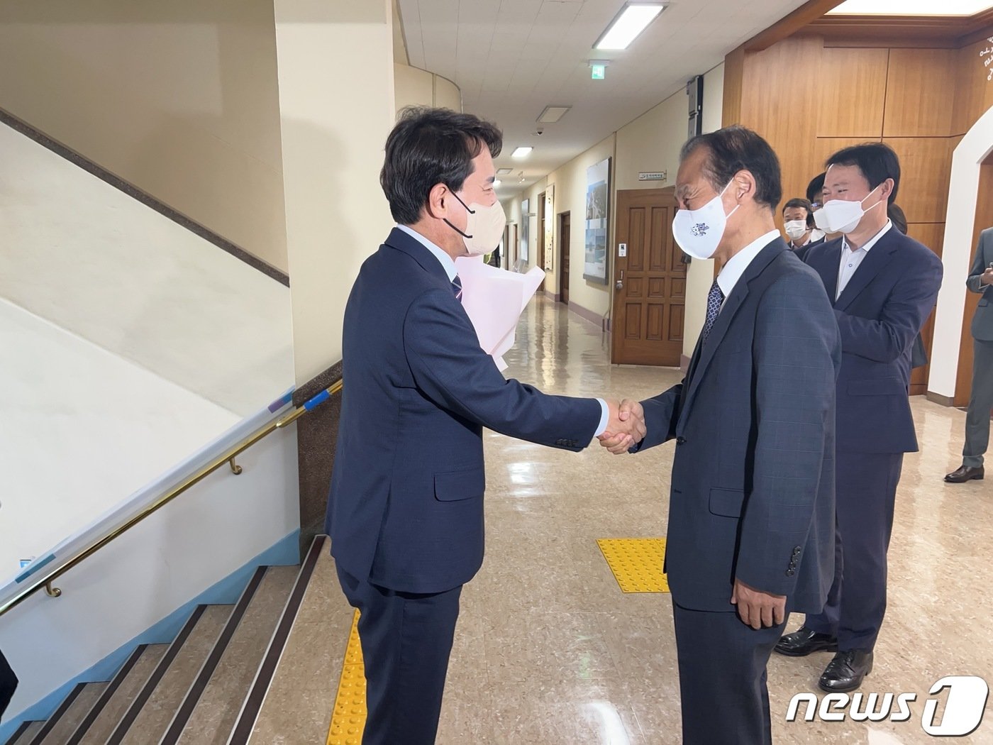 본문 이미지 - 지난해 6·1 지방선거 직후 강원도청을 방문한 김진태 당시 강원지사 당선인이 당시 최문순 강원지사를 만나 인사하는 모습.(뉴스1 DB)