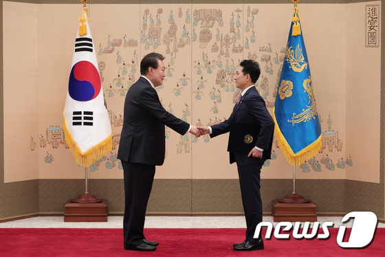 윤 대통령, 박민식 국가보훈부 장관에게 임명장 수여