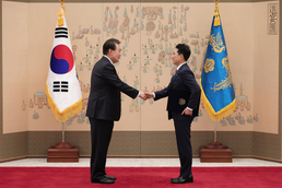 윤 대통령, 박민식 국가보훈부 장관에게 임명장 수여