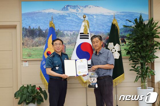 제주교통 소속 버스기사 이인수씨가 5일 문영근 제주동부경찰서장으로부터 대형사고 예방 감사장을 받고 기념촬영을 하고 있다.(제주동부경찰서 제공)