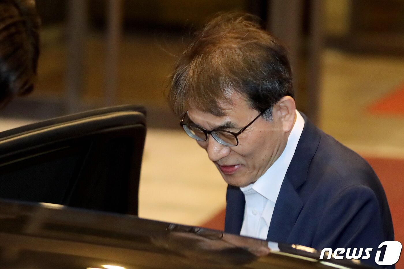 본문 이미지 - 노태악 중앙선거관리위원장 겸 대법관이 5일 서울 서초구 대법원에서 퇴근하기 위해 차량에 탑승하고 있다. 감사원은 선관위 간부들의 자녀 채용비리 의혹과 관련해 감사에 응하지 않는 노 위원장과 선거위원을 검찰에 고발하는 방안을 검토하고 있다고 밝혔다. 한편 김기현 국민의힘 대표 등 의원들은 중앙선관위에 선관위원 사퇴 및 감사원 감사 즉각 수용을 촉구했다. 2023.6.5/뉴스1 ⓒ News1 장수영 기자