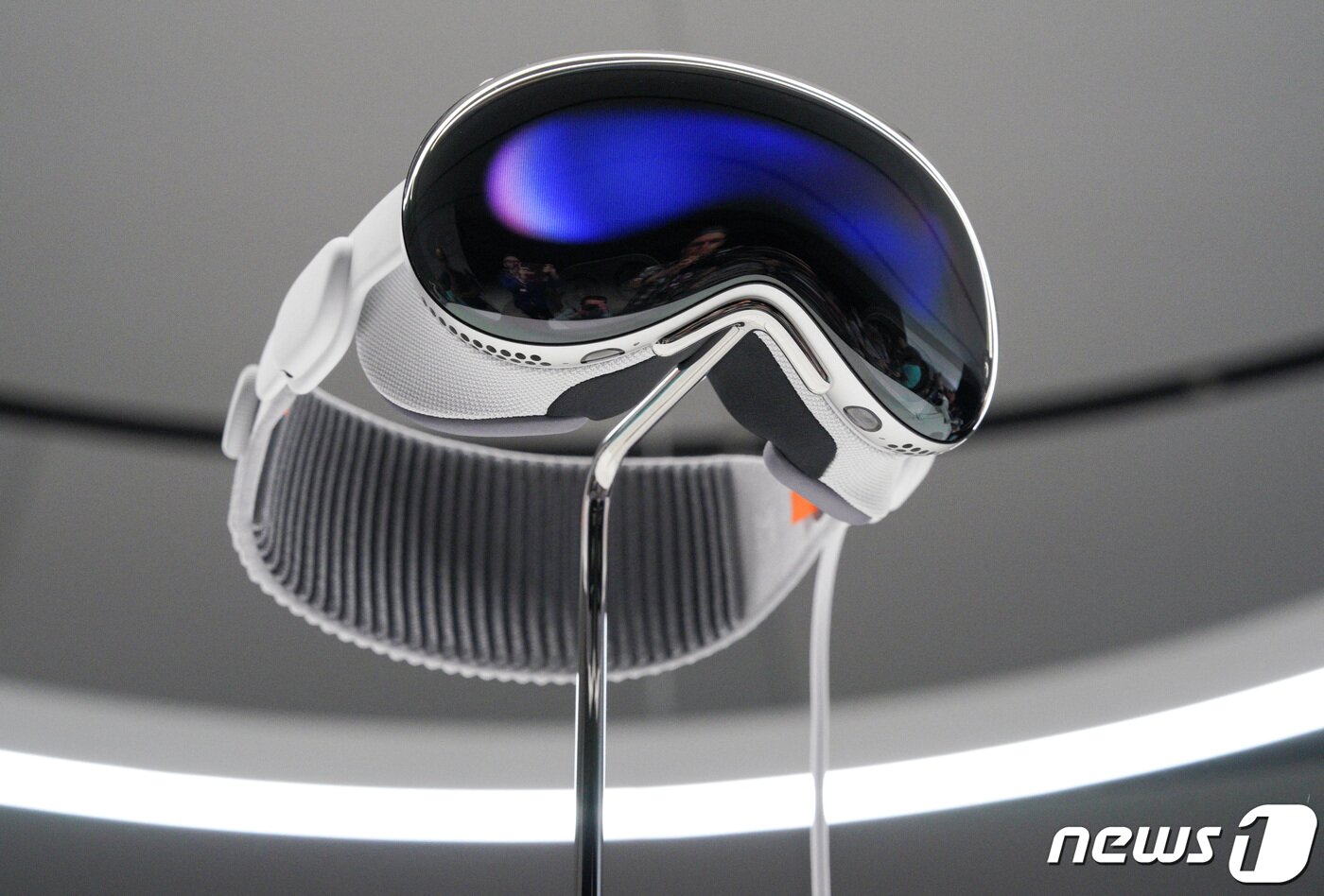 본문 이미지 - 애플은 본사에서 열린 세계 개발자 콘퍼런스에서 '비전 프로'를 공개했다. ⓒ 로이터=뉴스1 ⓒ News1 박형기 기자