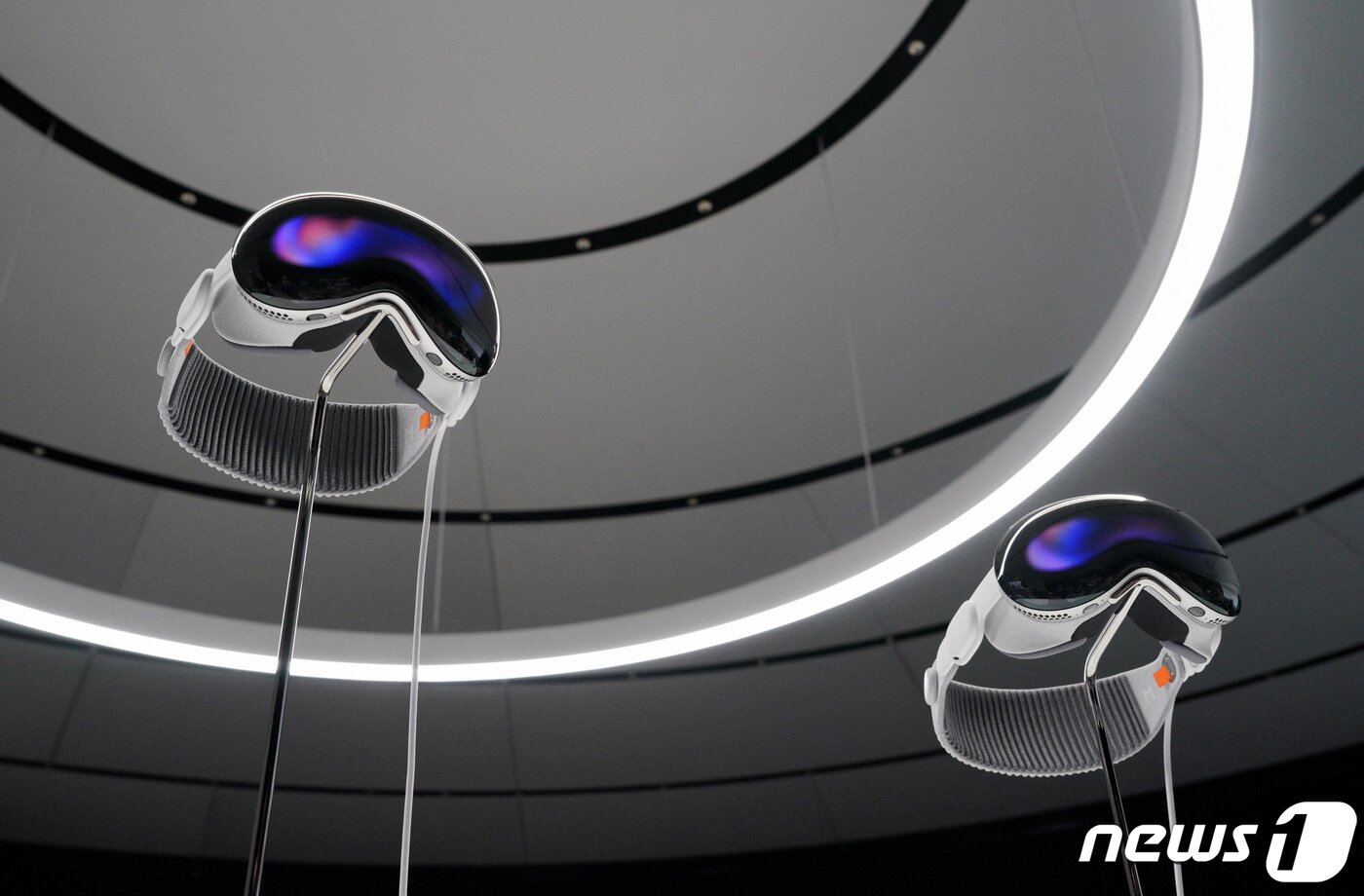 본문 이미지 - 애플이 개발자 대회에서 야심작 비전 프로를 디스플레이하고 있다. ⓒ 로이터=뉴스1 ⓒ News1 박형기 기자