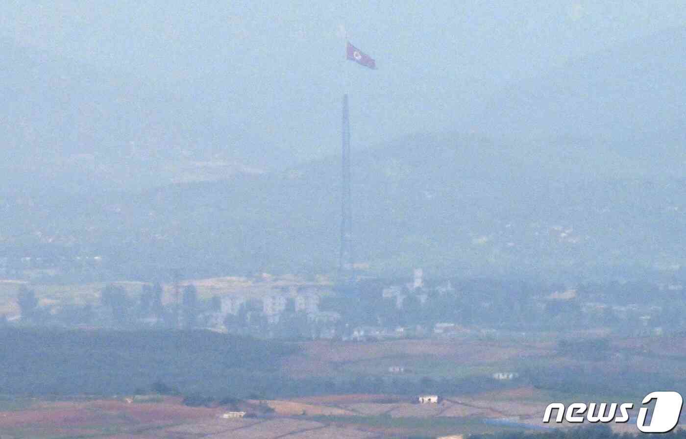 경기 파주시 오두산통일전망대에서 바라본 북한 황해북도 기정동 마을에 인공기가 펄럭이고 있다. 2023.6.6/뉴스1 © News1 구윤성 기자