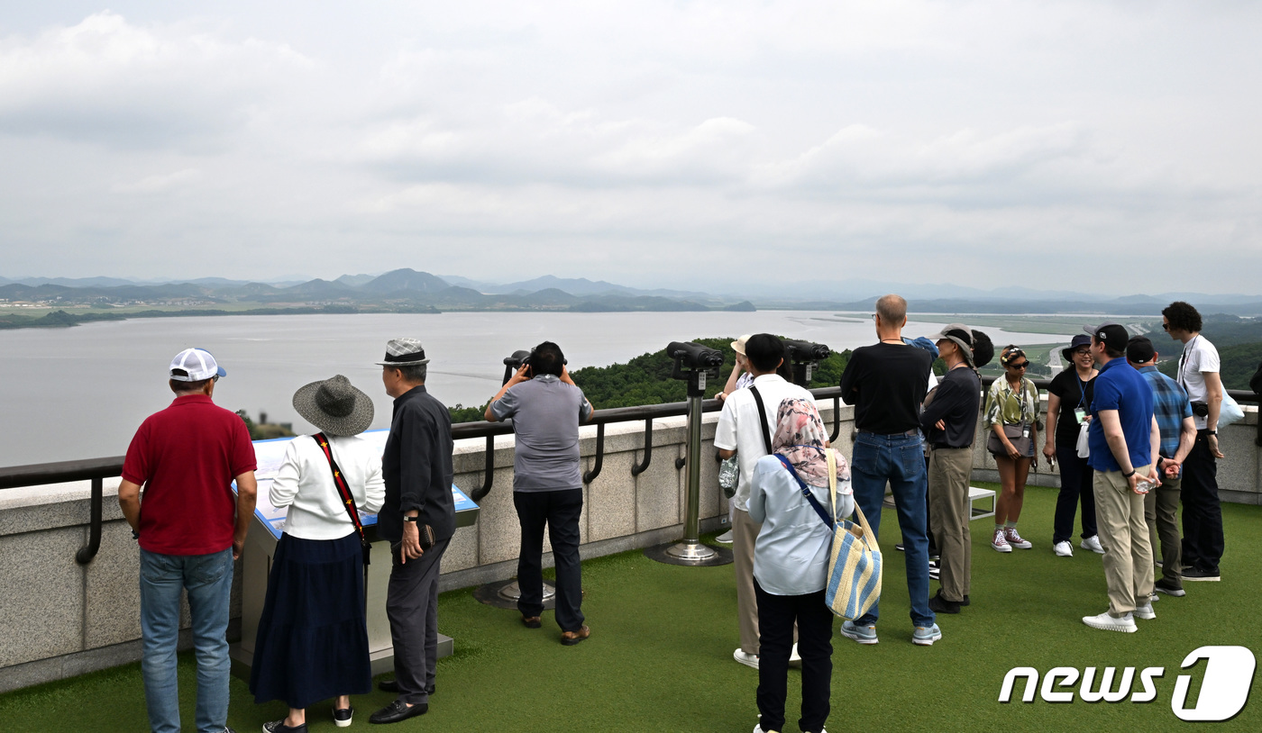 (파주=뉴스1) 구윤성 기자 = 6일 오전 현충일을 맞아 경기 파주시 오두산 통일전망대를 찾은 시민들이 북녘을 바라보고 있다. 2023.6.6/뉴스1