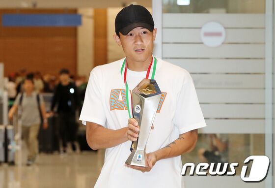 이탈리아 프로축구 세리에A 나폴리의 수비수 김민재가 6일 기초군사훈련 입소를 위해 인천국제공항을 통해 귀국하며 세리에A 최우수 수비수상 트로피를 들어 보이고 있다. 나폴리를 33년만에 리그우승으로 이끈 김민재는 아시아 선수 최초로 이탈리아 세리에A 최우수 수비수상을 수상했다. 2023.6.6/뉴스1 © News1 박세연 기자