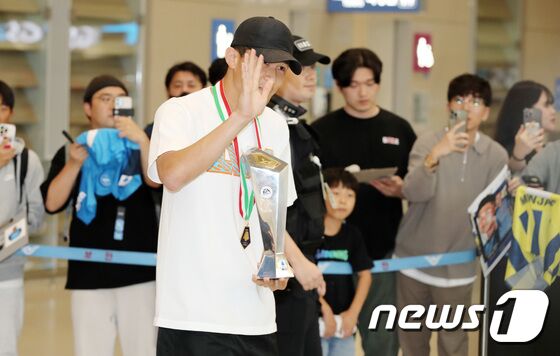 이탈리아 프로축구 세리에A 나폴리의 수비수 김민재가 6일 기초군사훈련 입소를 위해 인천국제공항을 통해 귀국하며 세리에A 최우수 수비수상 트로피를 들어 보이고 있다. 나폴리를 33년만에 리그우승으로 이끈 김민재는 아시아 선수 최초로 이탈리아 세리에A 최우수 수비수상을 수상했다. 2023.6.6/뉴스1 © News1 박세연 기자