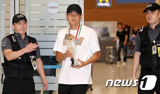 맨유‧바이에른 뮌헨 러브콜 받는 김민재, 군사훈련 입소 - 뉴스1 맨유‧바이에른 뮌헨 러브콜 받는 김민재, 군사훈련 입소 - 뉴스1