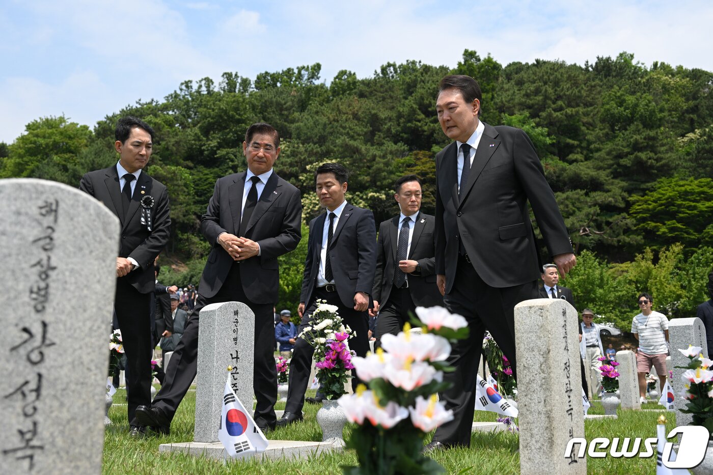 본문 이미지 - 윤석열 대통령이 6일 서울 동작구 국립서울현충원에서 제68회 현충일 추념식을 마친 뒤 대간첩 작전 전사자 묘역을 둘러보고 있다. (대통령실 제공) 2023.6.6/뉴스1 ⓒ News1 안은나 기자