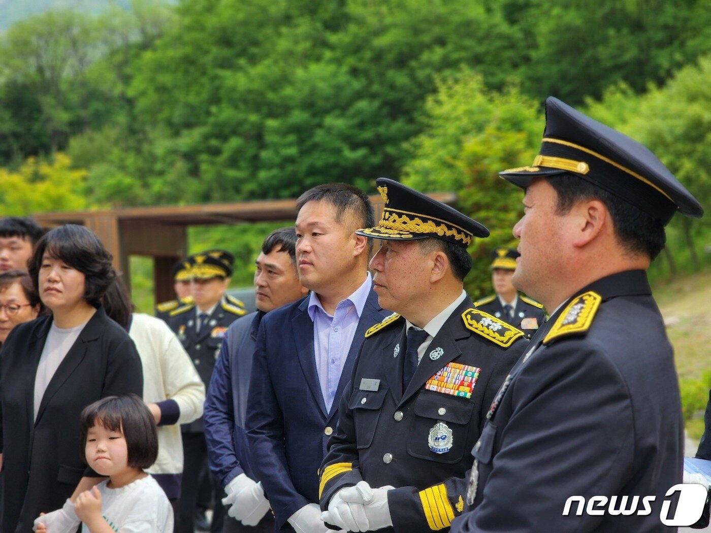 본문 이미지 - 강원도소방본부는 6일 오전 강원도순직소방인 추모비를 찾아 추모행사를 가졌다.(강원도소방본부 제공) 2023.6.6/뉴스1