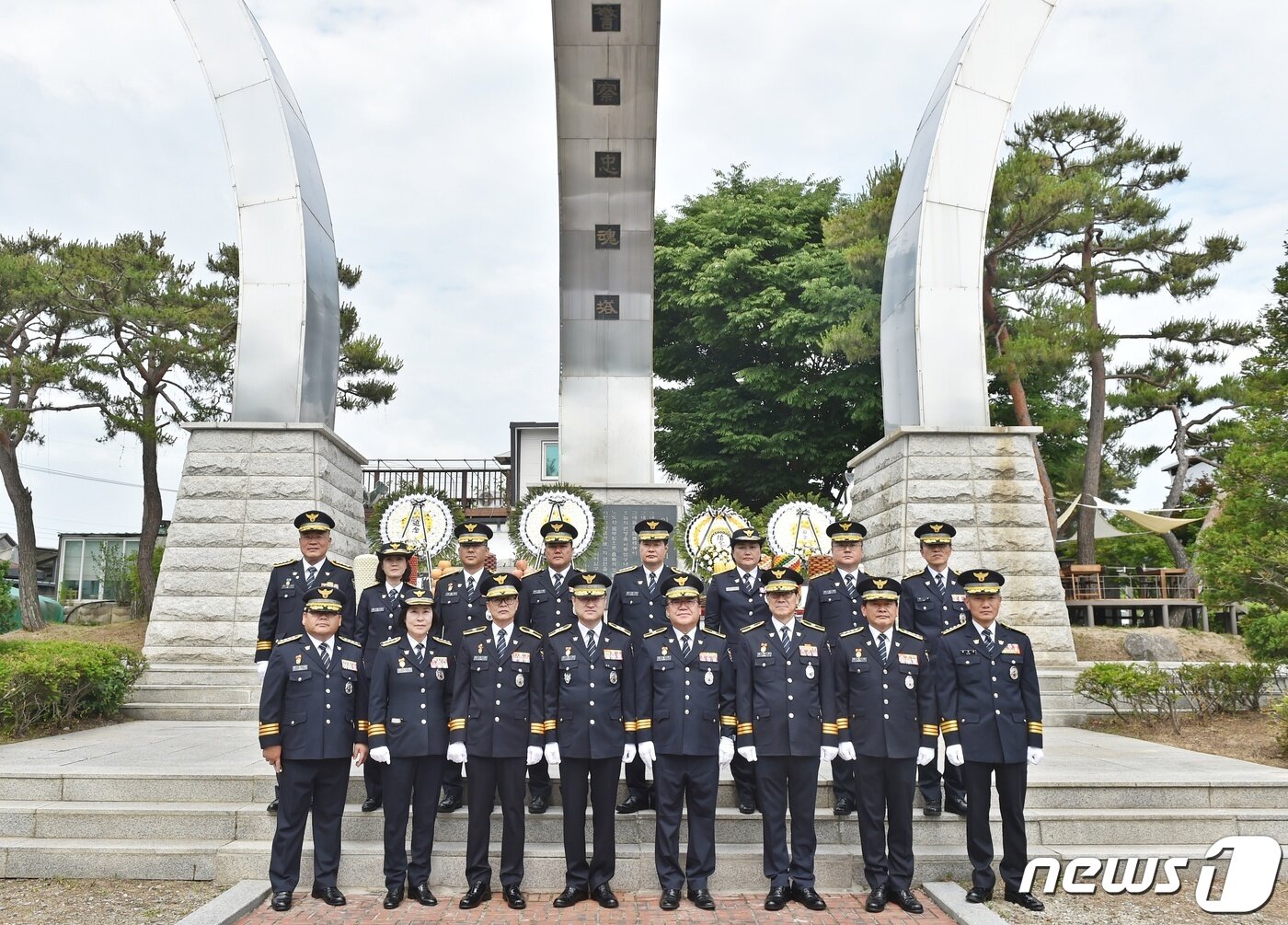 본문 이미지 - 강원 춘천 서면 소재 강원경찰충혼탑에서 열린 ‘제68주년 현충일 추념식’.(강원경찰청 제공) 2023.6.6/뉴스1