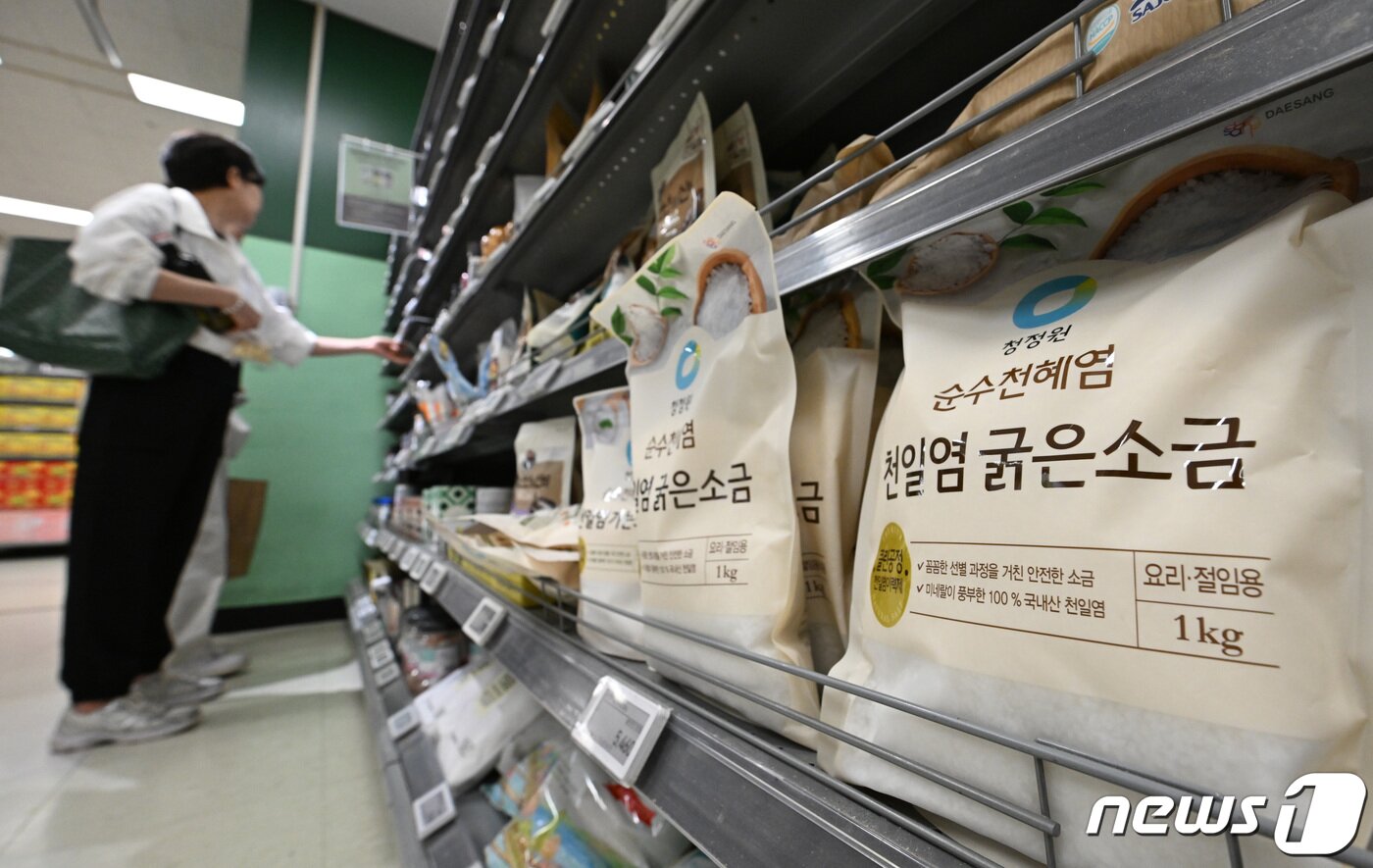 본문 이미지 - 최근 일본 후쿠시마 원전 오염수 방류 시기가 임박하면서 수산물 오염에 대한 불안감이 커지자 소금 가격이 오름세를 보이고 있다. 6일 관련 업계에 따르면 천일염 20㎏짜리 한 포대 산지 가격은 약 2만 원대에 거래되고 있다. 올해 들어 본격적인 생산에 들어간 지난 4월 초 대비 40% 오른 셈이다. 사진은 이날 서울의 한 대형마트에서 판매되는 소금. 2023.6.6/뉴스1 ⓒ News1 구윤성 기자