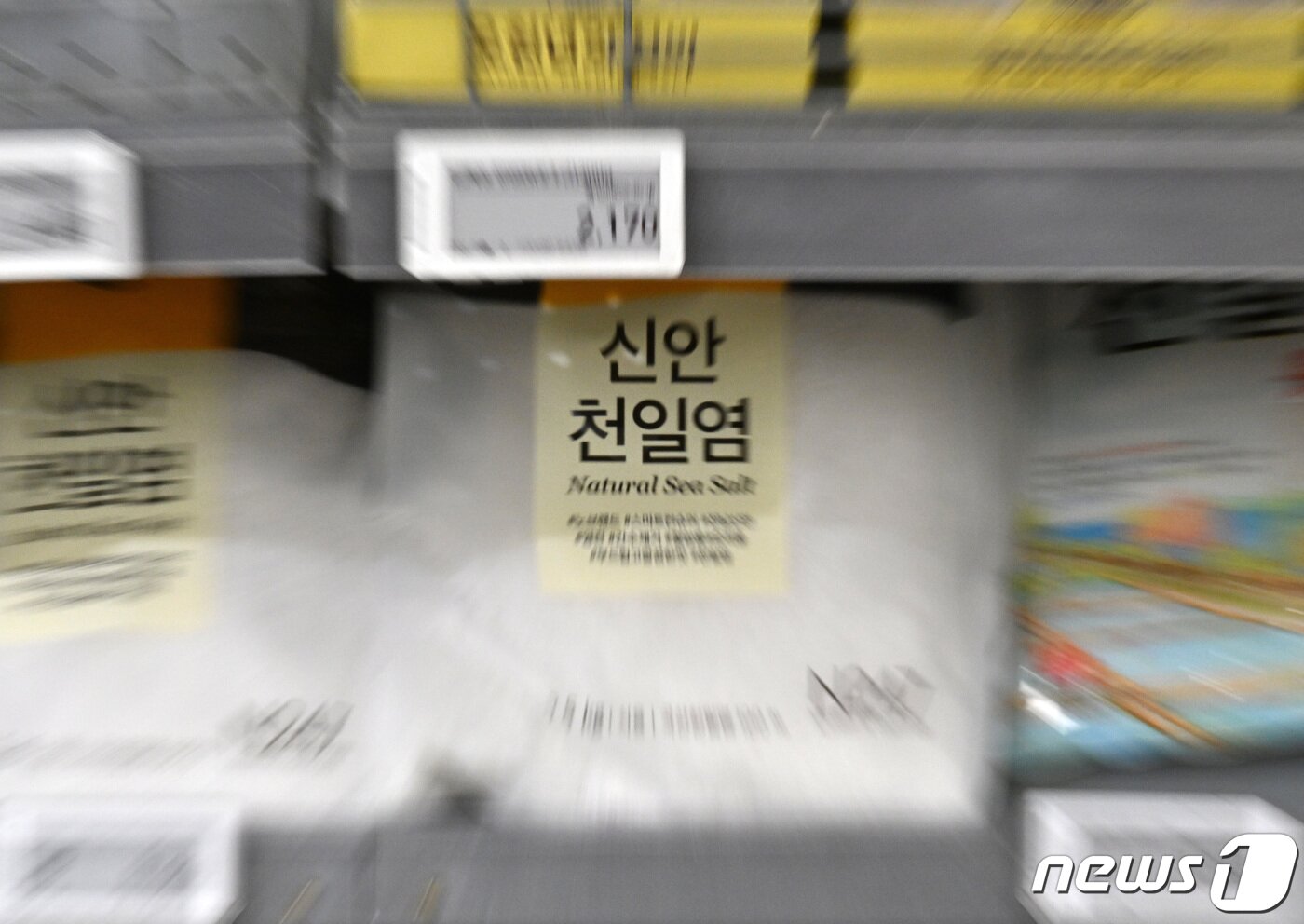 본문 이미지 - 최근 일본 후쿠시마 원전 오염수 방류 시기가 임박하면서 수산물 오염에 대한 불안감이 커지자 소금 가격이 오름세를 보이고 있다. 6일 관련 업계에 따르면 천일염 20㎏짜리 한 포대 산지 가격은 약 2만 원대에 거래되고 있다. 올해 들어 본격적인 생산에 들어간 지난 4월 초 대비 40% 오른 셈이다. 사진은 이날 서울의 한 대형마트에서 판매되는 천일염. 2023.6.6/뉴스1 ⓒ News1 구윤성 기자