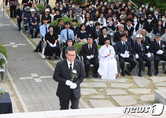 본문 이미지 - 강릉시는 6일 오전 충혼탑에서 '제68회 현충일 추념 행사'를 개최했다.(강릉시 제공) 2023.6.6/뉴스1