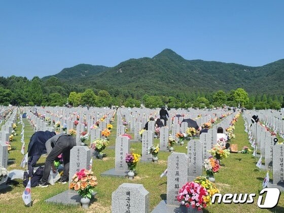 본문 이미지 - 제68주년 현충일을 맞은 6일 국립대전현충원 장병묘역에 유족과 추모객들이 참배하고 있다. ⓒ 뉴스1