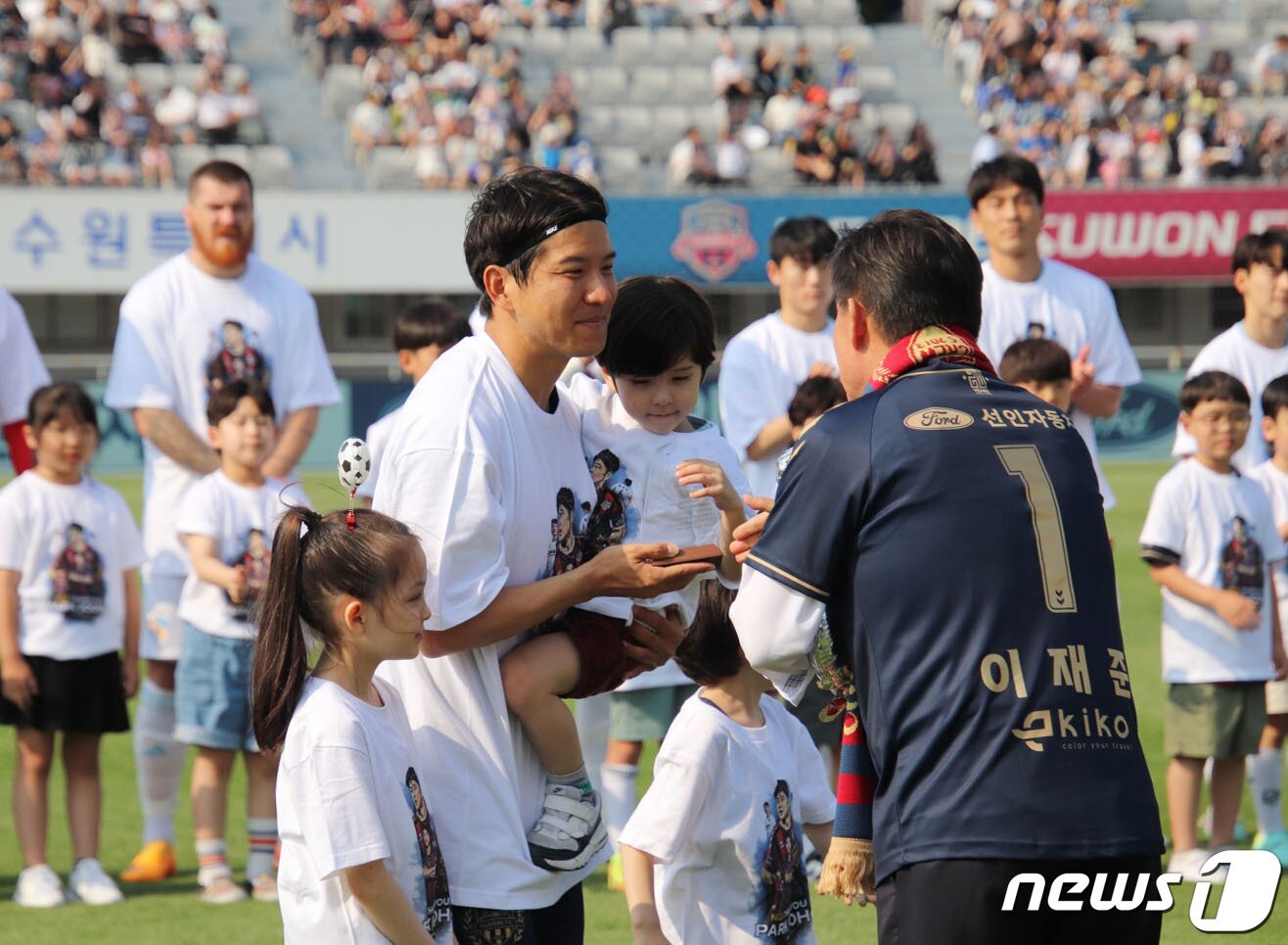 본문 이미지 - 수원FC 박주호가 6일 오후 경기 수원시 장안구 수원종합운동장에서 열린 프로축구 ‘하나원큐 K리그1 2023' 1라운드 수원FC와 울산 현대의 경기에 앞서 열린 은퇴식에서 이재준 수원시장과 악수를 하고 있다. (수원FC 제공) 2023.6.6/뉴스1 ⓒ News1 김영운 기자