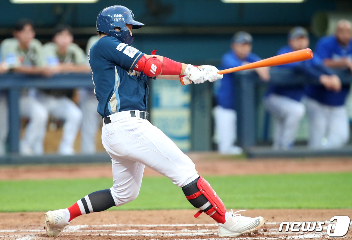 본문 이미지 - 6일 오후 대구 삼성라이온즈파크에서 열린 프로야구 '신한은행 SOL 2023 KBO리그' NC 다이노스와 삼성 라이온즈의 경기, 6회초 2사 2,3루 상황 NC 1번타자 손아섭이 삼성 김태훈을 상대로 중견수 앞 2타점 적시타를 때리고 있다. 2023.6.6/뉴스1 ⓒ News1 공정식 기자