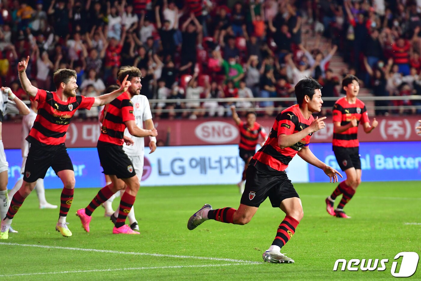본문 이미지 - 6일 오후 경북 포항스틸야드에서 열린 프로축구 프로축구 '2023 K리그1' 포항스틸러스와 제주 유나이티드경기 후반 포항 박승욱이 헤더골을 성공시킨 후 기뻐하고 있다.2023.6.6/뉴스1 ⓒ News1 최창호 기자