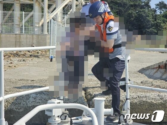 창원해경 관계자가 부상을 당한 A씨를 부축하고 있다.(창원해경 제공)