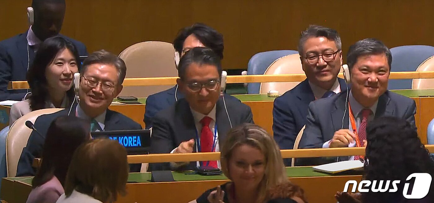 본문 이미지 - 6일(현지시간) 미국 뉴욕 유엔본부에서 열린 총회 비상임이사국 선거에서 한국이 192개 회원국 중 3분의 2 이상인 180개국의 찬성표를 획득해 2024년부터 2025년까지 안보리 비상임이사국으로 선출된 가운데 황준국 주 유엔대사(왼쪽)가 미소를 짓고 있다. (유튜브 갈무리) 2023.6.7/뉴스1