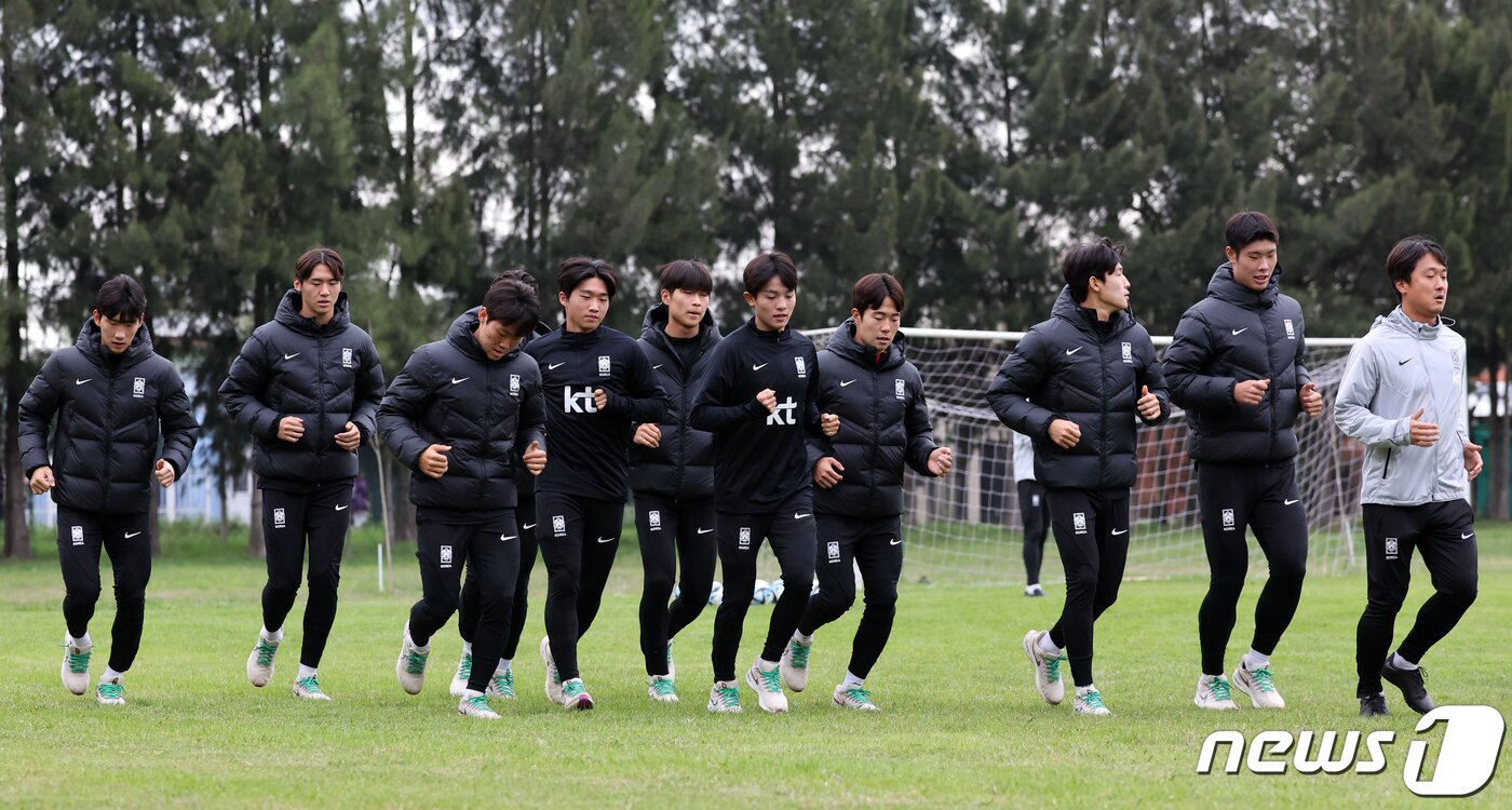 본문 이미지 - 김은중 감독이 이끄는 한국 20세 이하(U-20) 월드컵 축구대표팀이 7일(현지시간) 아르헨티나 라 플라타 하워드 존슨 호텔 인근 훈련장에서 회복훈련을 하고 있다. 2023.6.7/뉴스1 ⓒ News1 이승배 기자