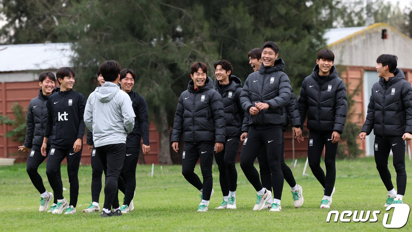 본문 이미지 - 김은중 감독이 이끄는 한국 20세 이하(U-20) 월드컵 축구대표팀이 7일(현지시간) 아르헨티나 라 플라타 하워드 존슨 호텔 인근 훈련장에서 회복훈련을 하기 전 걸으며 몸을 풀고 있다. 2023.6.7/뉴스1 ⓒ News1 이승배 기자