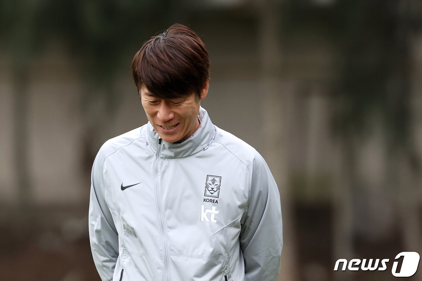 본문 이미지 - 김은중 한국 20세 이하(U-20) 월드컵 축구대표팀 감독이 7일(현지시간) 아르헨티나 라 플라타 하워드 존슨 호텔 인근 훈련장에서 선수들의 회복훈련에 앞서 훈련장을 거닐며 미소 짓고 있다. 2023.6.7/뉴스1 ⓒ News1 이승배 기자