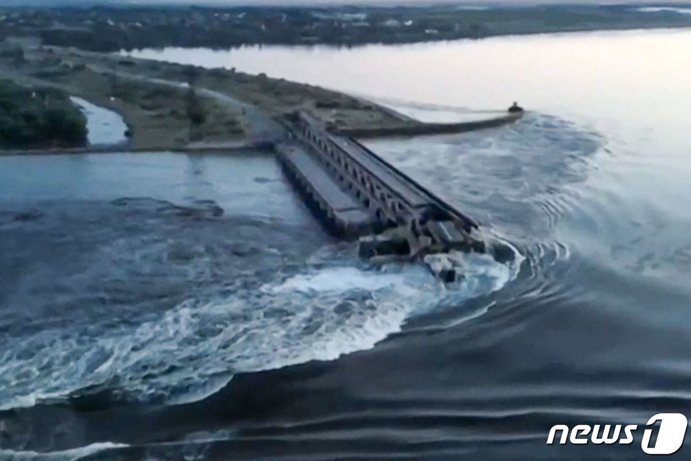 본문 이미지 - 6일(현지시간) 러시아군이 점령하고 있는 우크라이나 헤르손주 노바카호우카에 있는 드니프로강의 카호우카 수력 발전소 댐이 파괴돼 물이 방류되고 있고 있는 모습이 보인다. 우크라이나와 러시아는 서로를 파괴의 배후로 지목하며 책임을 부인하고 있다. 2023.6.7 ⓒ AFP=뉴스1 ⓒ News1 우동명 기자