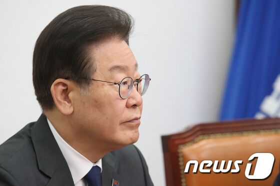 이재명 더불어민주당 대표가 7일 오전 서울 여의도 국회에서 열린 최고위원회의에서 생각에 잠겨 있다. 2023.6.7/뉴스1 © News1 임세영 기자