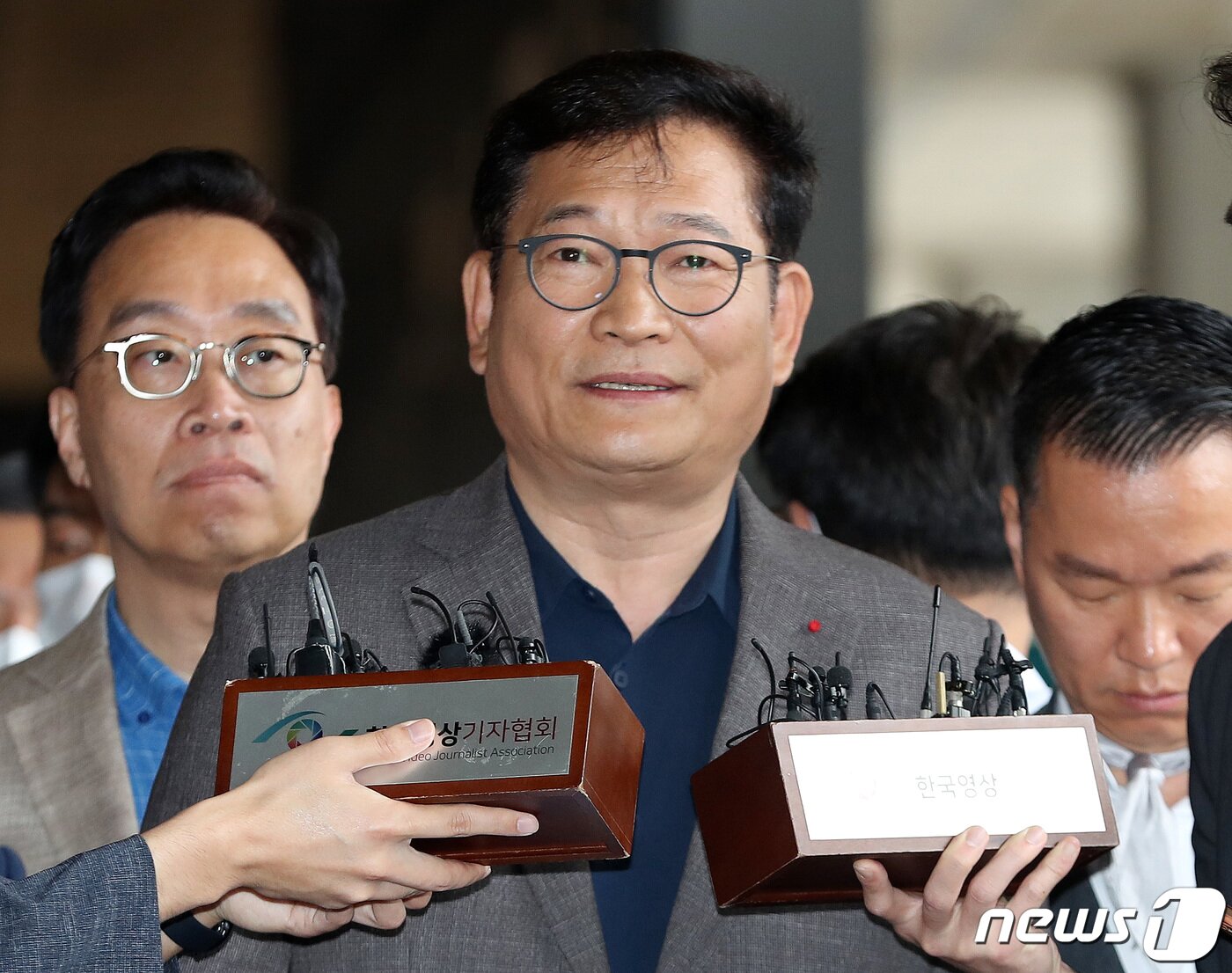 본문 이미지 - '전당대회 돈봉투' 의혹을 받는 송영길 전 더불어민주당 대표가 7일 서울 서초구 서울중앙지검에서 조사 거부를 당한 뒤 입장을 밝히고 있다. 송 전 대표는 이날 두 번째 자진 출두를 시도했지만, 검찰 거부로 조사가 이뤄지지 않았다. 2023.6.7/뉴스1 ⓒ News1 박세연 기자