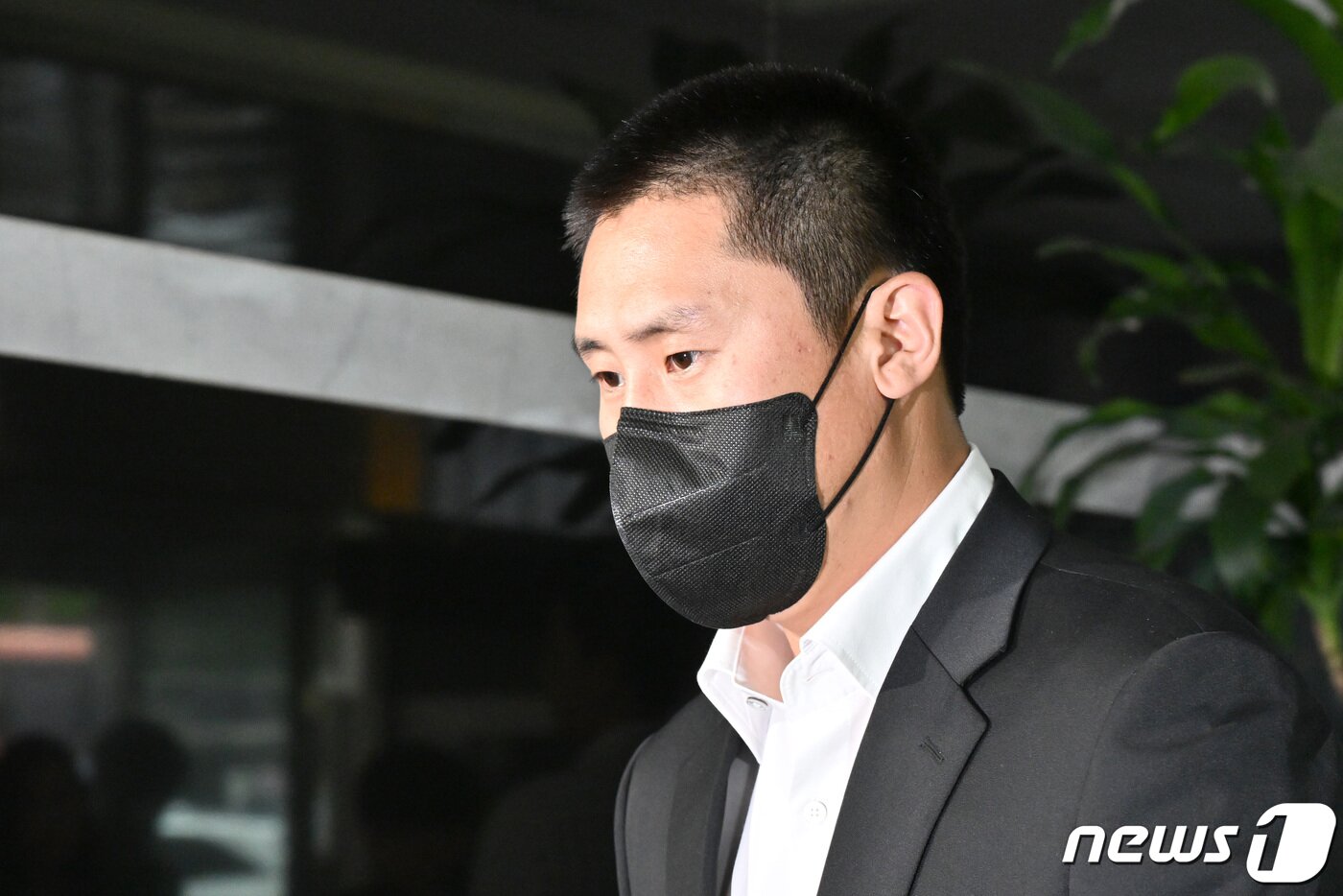 본문 이미지 - 지난 3월 태극마크를 달고 참가한 2023 월드베이스볼클래식(WBC) 도중 음주를 한 사실이 밝혀져 물의를 빚은 이용찬(NC 다이노스)이 7일 오전 서울 강남구 한국야구위원회(KBO)에서 열리는 상벌위원회에 출석하고 있다. 2023.6.7/뉴스1 ⓒ News1 구윤성 기자