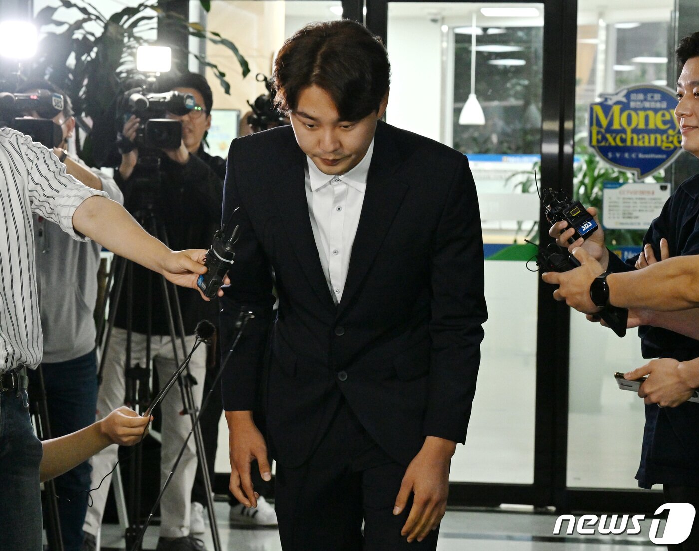 본문 이미지 - 지난 3월 태극마크를 달고 참가한 2023 월드베이스볼클래식(WBC) 도중 음주를 한 사실이 밝혀져 물의를 빚은 정철원(두산 베어스)이 7일 오전 서울 강남구 한국야구위원회(KBO)에서 열리는 상벌위원회에 출석하고 있다. 2023.6.7/뉴스1 ⓒ News1 구윤성 기자