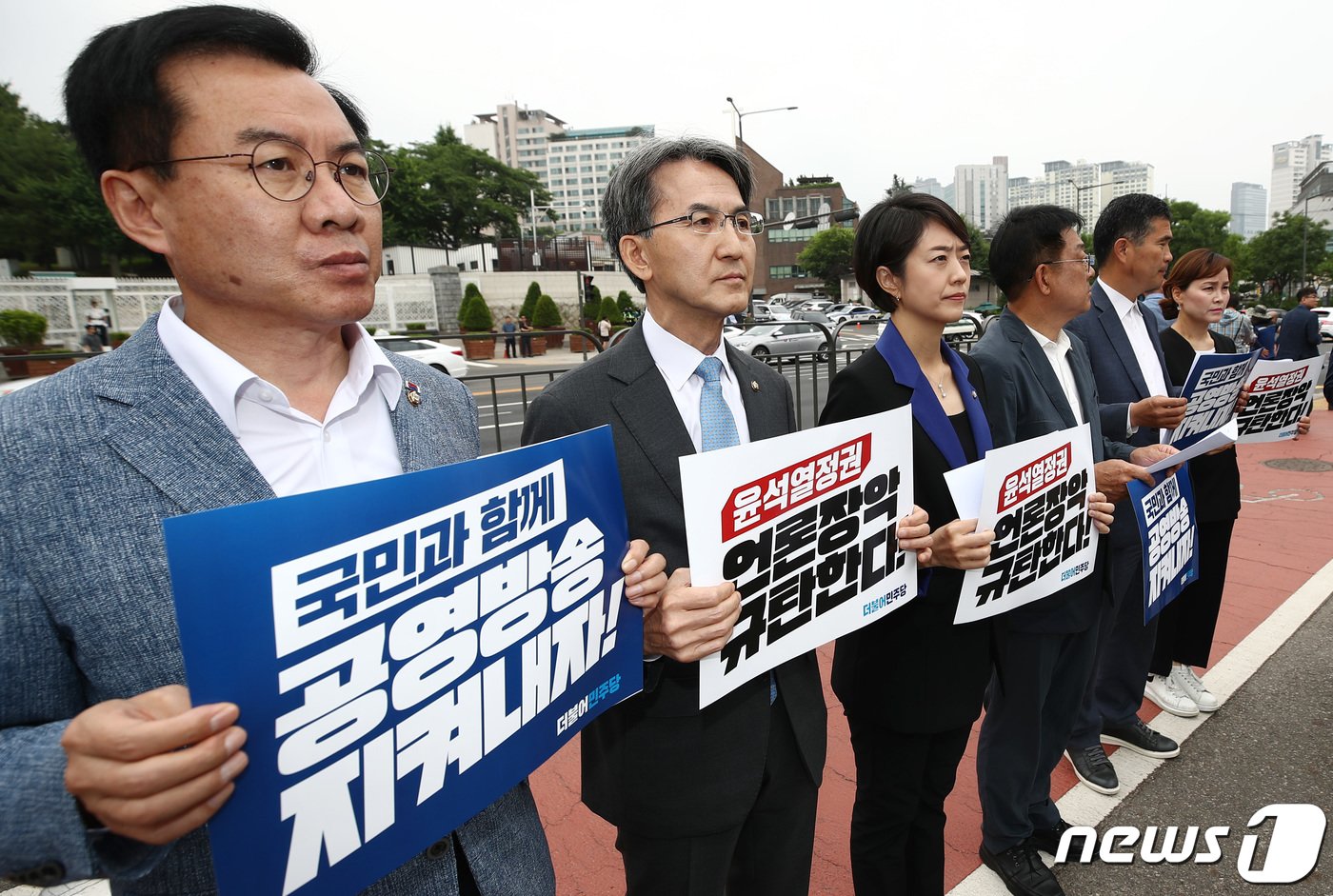 더불어민주당 언론자유대책특별위원회와 국회 과학기술정보통신위원회 소속 의원들이 7일 서울 용산구 대통령 집무실 앞에서 KBS 수신료 분리징수 추진 항의 기자회견을 하고 있다. 2023.6.7/뉴스1 ⓒ News1 김민지 기자