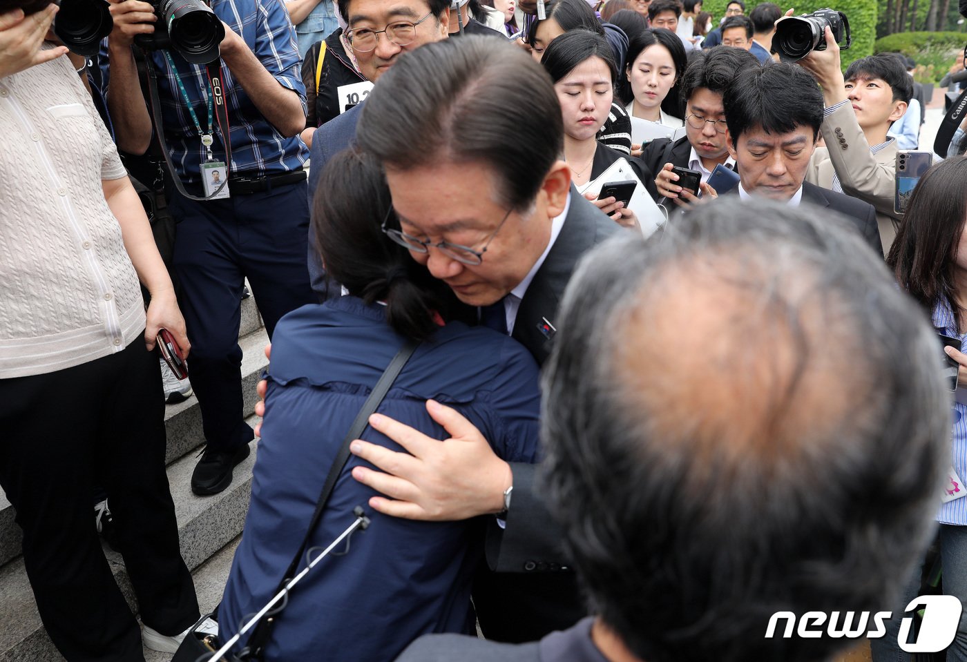 이재명 더불어민주당 대표가 7일 오전 서울 여의도 국회 본청 앞 계단에서 열린 10.29 이태원 참사 진상규명특별법 제정 촉구 국회 앞 유가족 농성 시작 기자회견에서 눈물을 흘리는 유가족을 안아주고 있다. 2023.6.7/뉴스1 ⓒ News1 임세영 기자