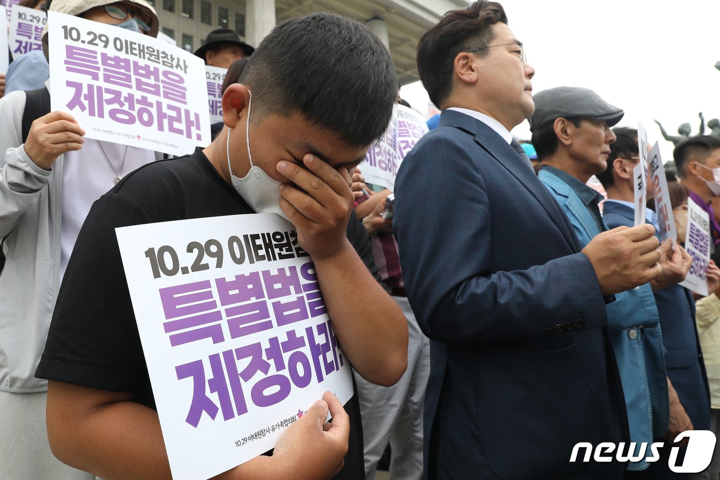 7일 오전 서울 여의도 국회 본청 앞 계단에서 열린 10.29 이태원 참사 진상규명특별법 제정 촉구 국회 앞 유가족 농성 시작 기자회견에서 참석자들이 피켓을 들고 행정안전위원회의 특별법 6월 처리를 촉구하고 있다. 2023.6.7/뉴스1 ⓒ News1 임세영 기자