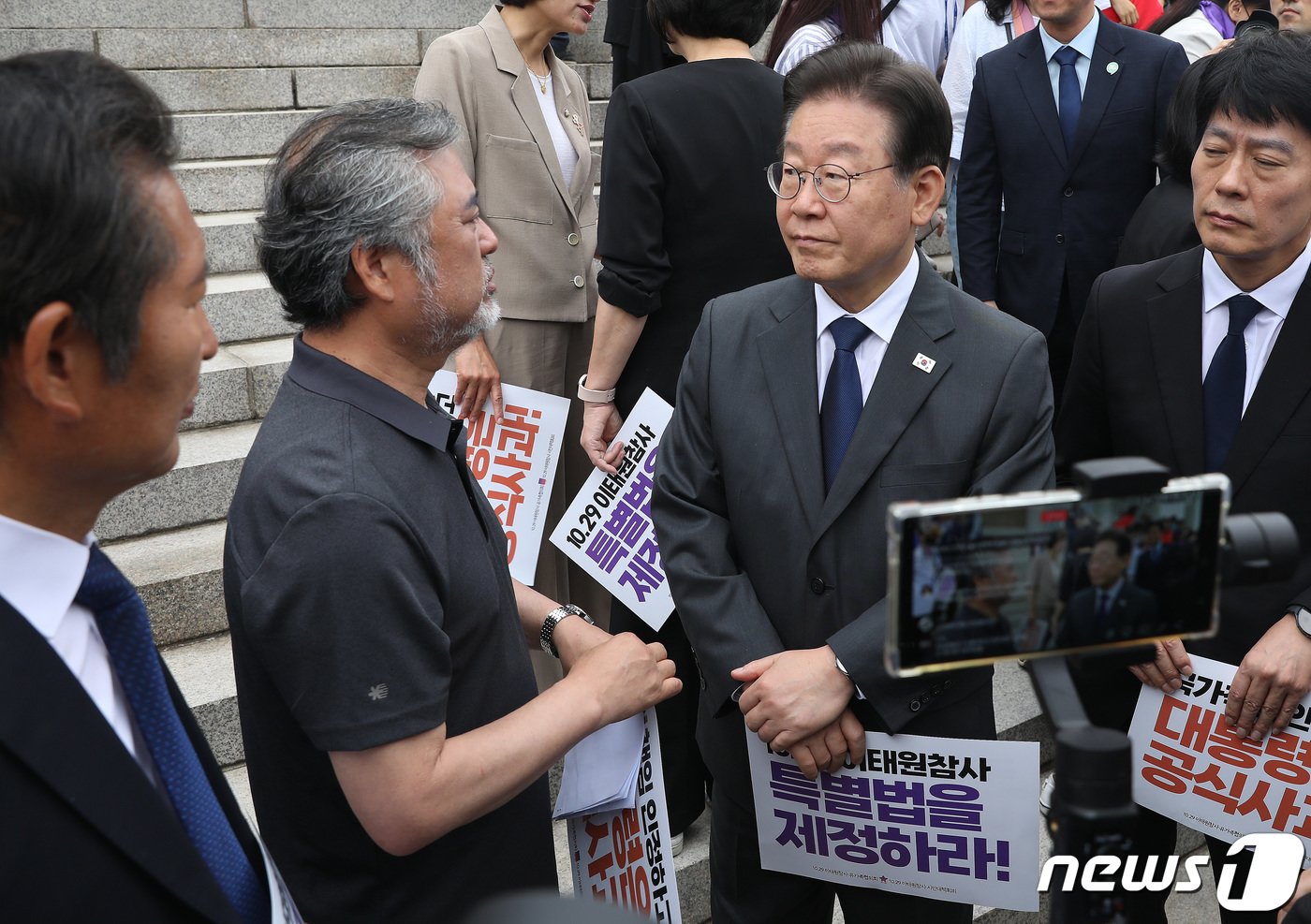 이재명 더불어민주당 대표와 이정민 이태원 참사 유가족협의회 대표 직무대행이 7일 오전 서울 여의도 국회 본청 앞 계단에서 열린 10.29 이태원 참사 진상규명특별법 제정 촉구 국회 앞 유가족 농성 시작 기자회견에서 이야기를 나누고 있다. 2023.6.7/뉴스1 ⓒ News1 임세영 기자