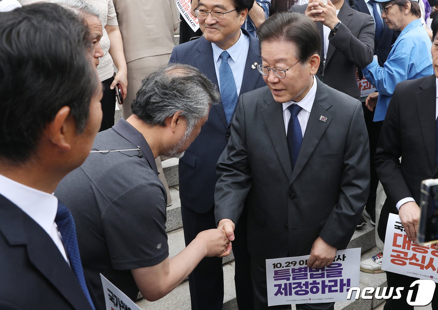 이재명 더불어민주당 대표와 이정민 이태원 참사 유가족협의회 대표 직무대행이 7일 오전 서울 여의도 국회 본청 앞 계단에서 열린 10.29 이태원 참사 진상규명특별법 제정 촉구 국회 앞 유가족 농성 시작 기자회견에서 악수를 나누고 있다. 2023.6.7/뉴스1 ⓒ News1 임세영 기자