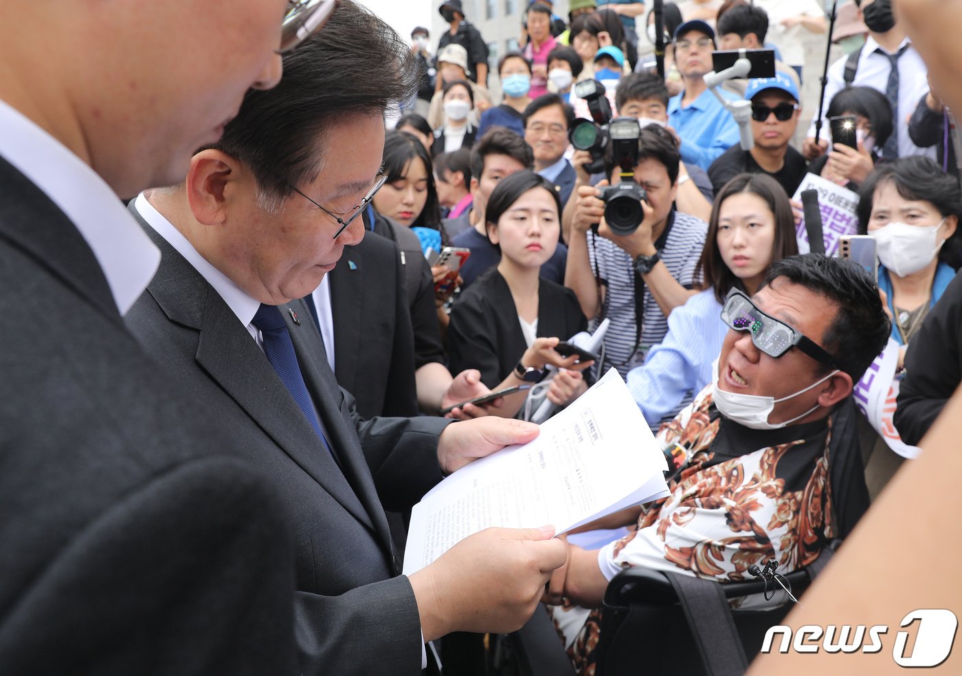 이재명 더불어민주당 대표가 7일 오전 서울 여의도 국회 본청 앞 계단에서 열린 10.29 이태원 참사 진상규명특별법 제정 촉구 국회 앞 유가족 농성 시작 기자회견을 마치고 참석자로부터 이야기를 듣고 있다. 2023.6.7/뉴스1 ⓒ News1 임세영 기자